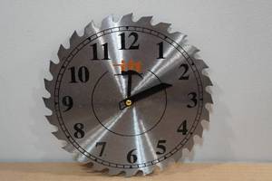 lot 43 image: Saw Blade Clock 10