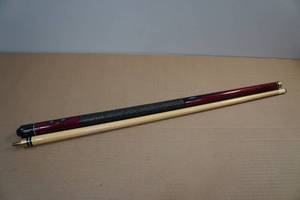 lot 108 image: Sportcraft Walnut & Maple 2-Piece Pool Cue 21oz