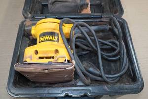 lot 173 image: DeWalt Palm Grip Sander