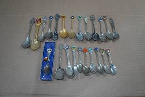 lot 185 image: 23 Collectable Spoons