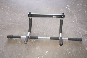 lot 204 image: Pull-Up Bar