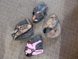 lot 14 image: 4 Ball Gloves