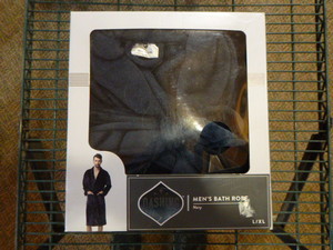lot 16 image: Dashing Mens Bath Robe