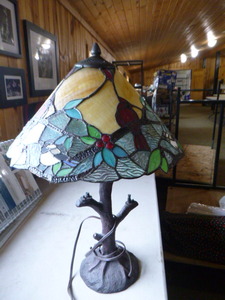 lot 32 image: Tiffany-Style Table Lamp