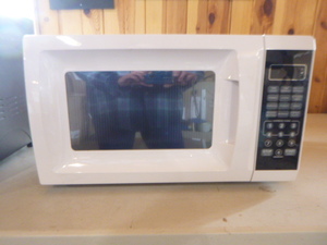 lot 40 image: Walmart Small Microwave Oven