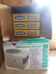 lot 77 image: Duracraft 2 Gallon Humidifier