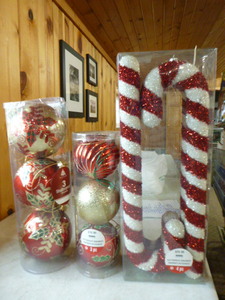 lot 86 image: Christmas Dcor