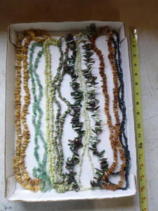 lot 89 image: Flat of Chip Beads