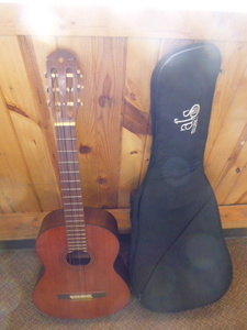 lot 99 image: Yamaha Acoustic Guitar with case