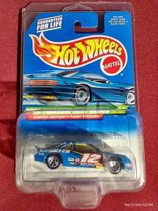 lot 17 image: 1999 Hot Wheels Treasure Hunt - T-Bird Stocker