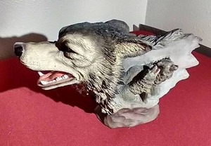 lot 105 image: Collectible Wolf StatueFigurine