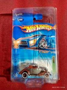 lot 121 image: 2005 Hot Wheels Treasure Hunt - 34 3-Window