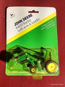 lot 126 image: Ertl Die-Cast 164 John Deere 6400 Tractor With Rops & Loader - NEW