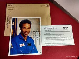 lot 259 image: Autographed 1990s Photo of Guion Bluford