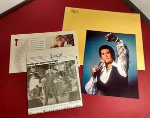 lot 261 image: Autographed 1990s Photo of Wayne Newton