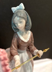 Lladro Porcelain Jolie Girl