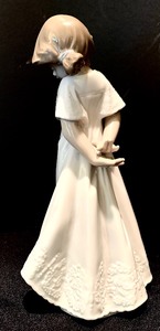Nao by Lladro #1109 So Shy Porcelain Figurine
