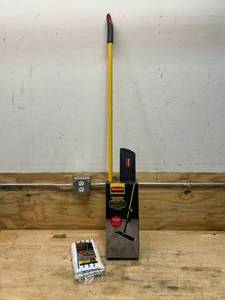 lot 89 image: RUBBERMAID Single Nozzle 15-fl oz Spray Mop with 8 Pack of Disposable Microfiber Mop Pads