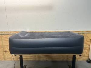 lot 92 image: INTEX Blow Up Bed