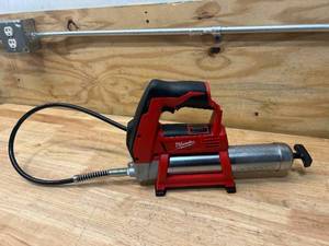 lot 19 image: MILWAUKEE M12 12V Lithium-Ion Cordless Grease Gun (Tool-Only)