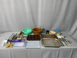 lot 29 image: Large Lot of Assorted Kitchenware and Utensils