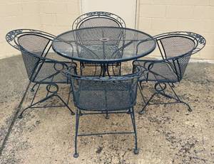 lot 67 image: Wrought Iron Patio Set with Table and 4 Chairs
