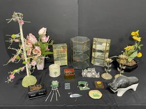 lot 84 image: Assorted Decorative Collectibles and Display Items