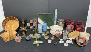 lot 103 image: Assorted Decorative Items Collection