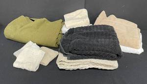 lot 137 image: Assorted Lot of Bath Towels and Hand Towels