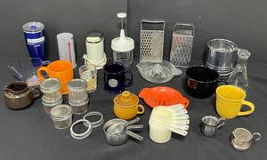 lot 143 image: Assorted Lot of Kitchenware and Accessories