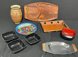 lot 189 image: Lot of Decorative Household Items - Plates, Bowls, Trays, and Vase