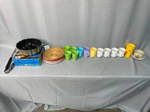 lot 86 image: Colorful and Fun Assorted VTG Kitchen Items