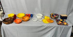 lot 19 image: Mixed Lot of Vintage and Modern Kitchenware