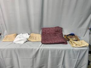 lot 128 image: Assorted Bed Linens and Bedding Set