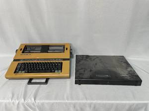 lot 146 image: Vintage Silver Reed Penman Typewriter with Carrying Case