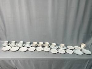 lot 117 image: Assorted Lot of Vintage Teacups and Saucers