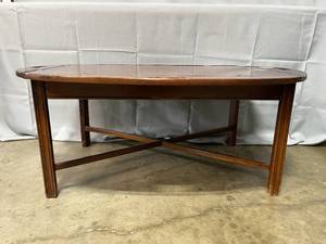 lot 166 image: Vintage Mahogany Butlers Coffee Table