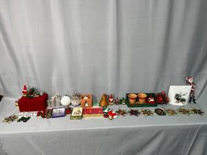 lot 98 image: Assorted Christmas Decorations and Ornaments Lot