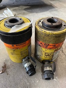 lot 65 image: portable hyd rams or jacks