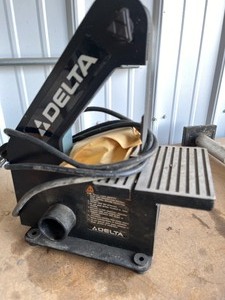 lot 28 image: Delta Small Belt Grinder