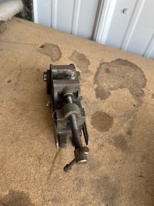 lot 30 image: Small Machining Vise