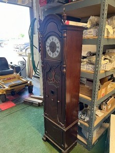 lot 32 image: Vintage Majestic model 20 stand up clock radio