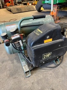 lot 68 image: Hitachi Air Compressor