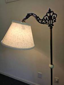 lot 50 image: American Art Deco Jade Bead Floor Lamp