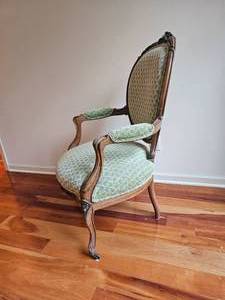 lot 20 image: Vintage Victorian Parlor Chair (Light)