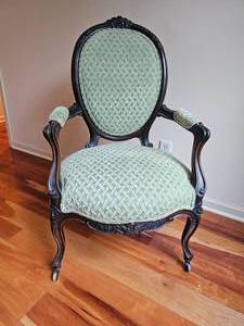 lot 21 image: Vintage Victorian Parlor Chair (Dark)