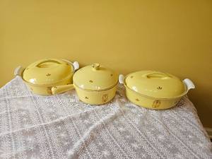 lot 63 image: Enamel Cast Iron Dru Holland Set