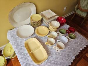 lot 108 image: Colorful Vietri Ceramic Dinnerware