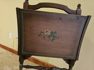 lot 118 image: Vintage Parlor Magazine Stand
