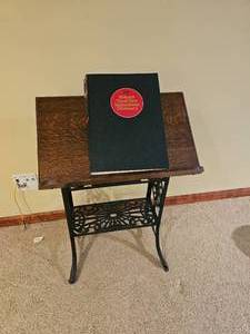 lot 70 image: Vintage Cast Iron BookBible Stand